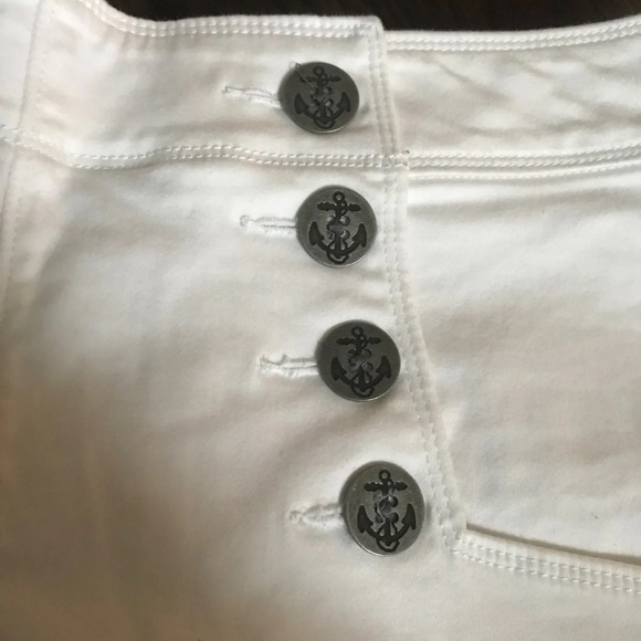 Express Shorts - Picture 4 of 4